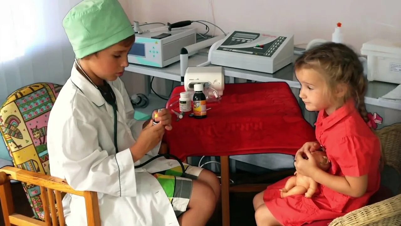 Детский доктор видео детское. Уколы детям. дети играют в доктора. уколы маленьким детям.
