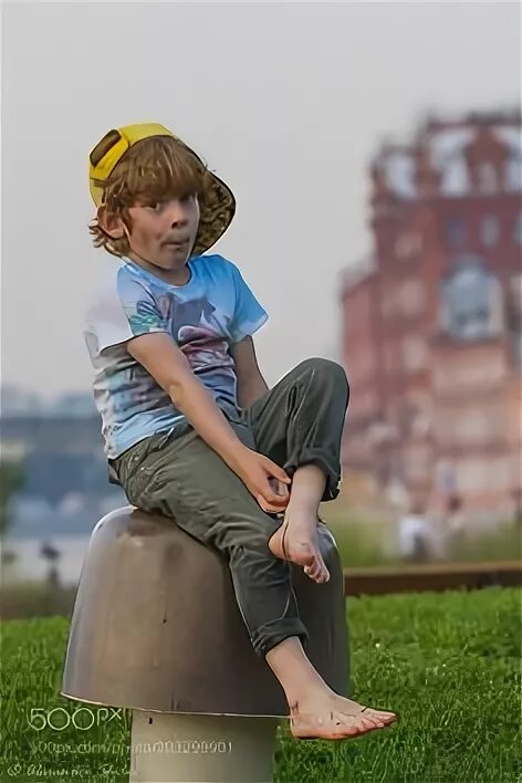 Радостные дети. Мальчик улыбается. Мальчишка задорный. Задорный мальчик. Рогатка для детей.