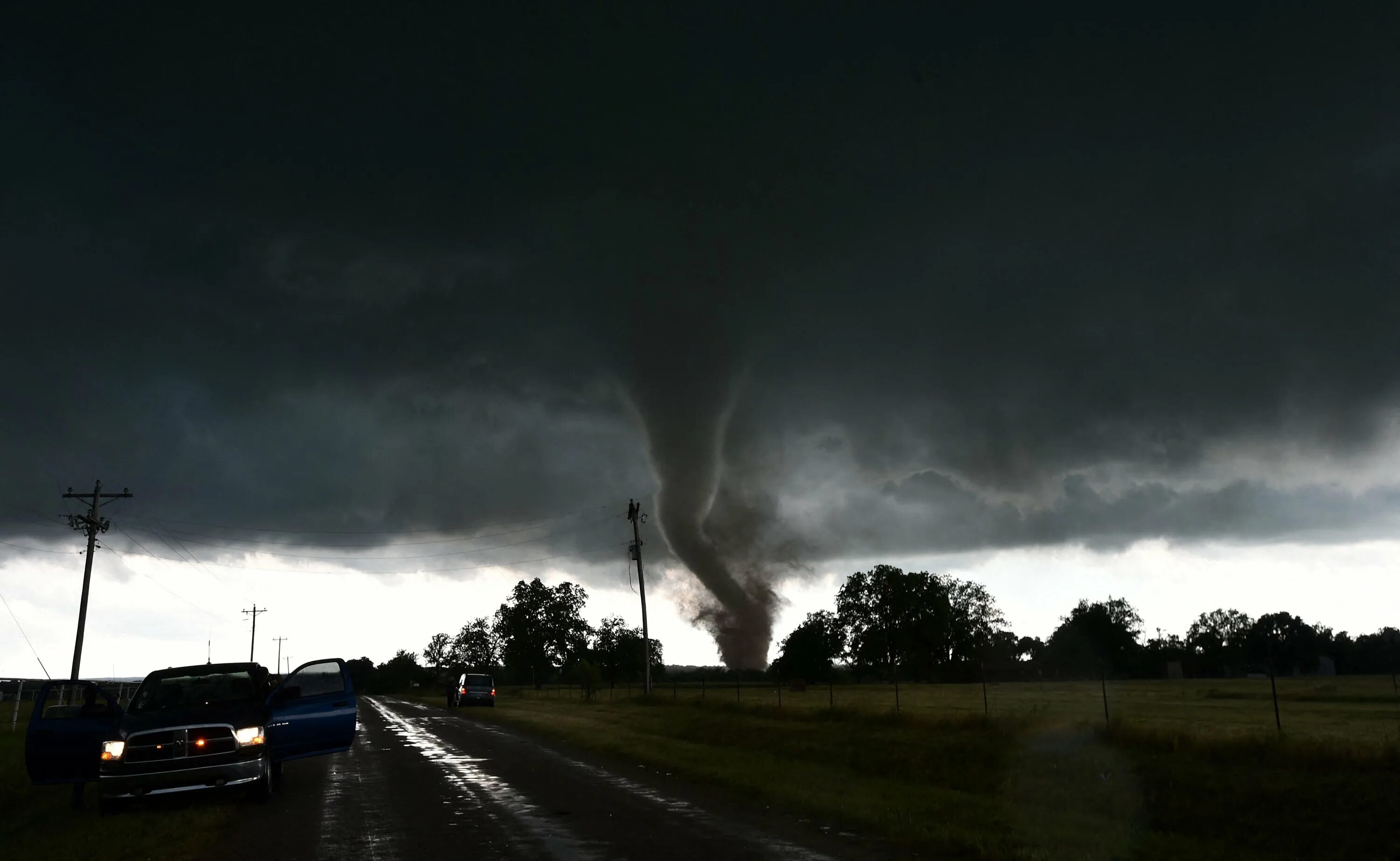 Ураган смерч торнадо. Гроза. Грозой вырвало. Поваленное дерево. Грозой вырвало.