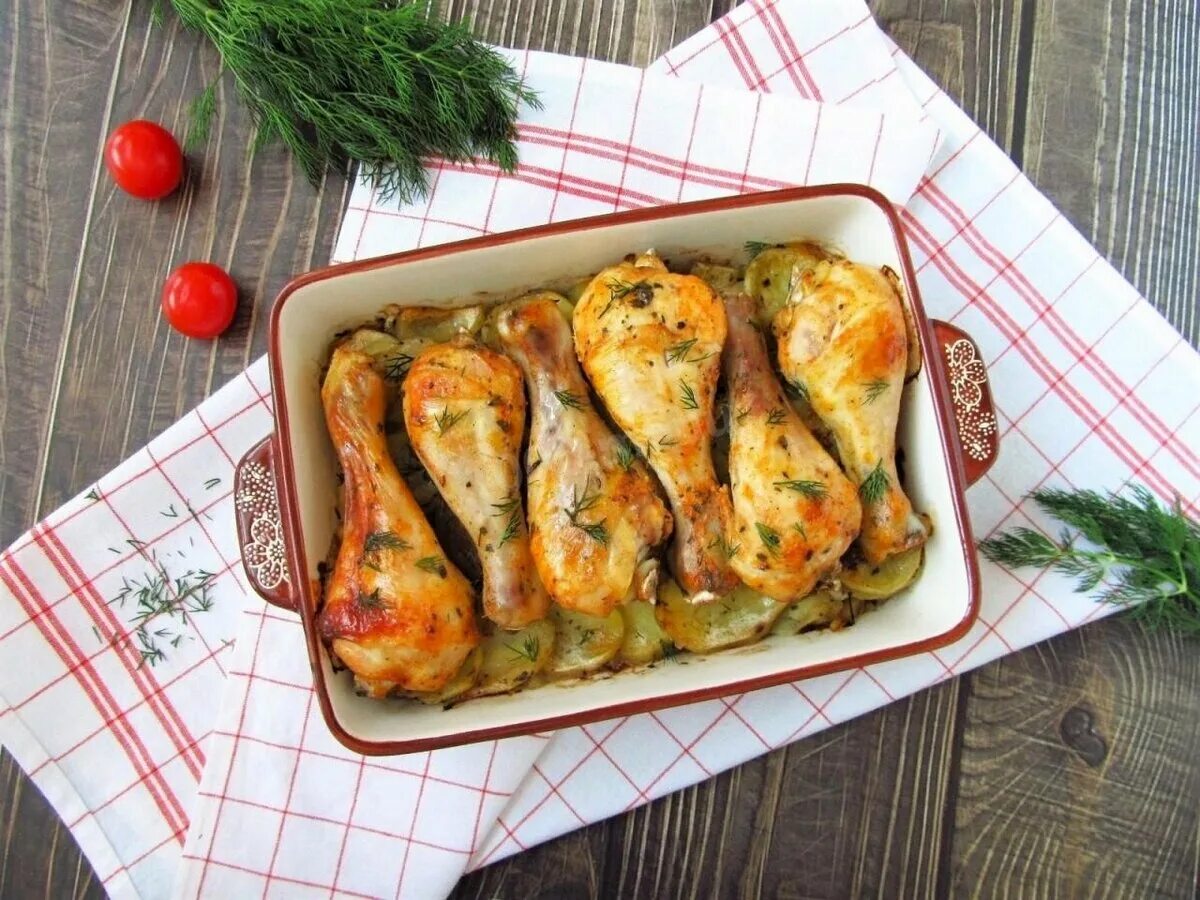 Как вкусно запечь ножки. Куриные голени с картошкой. куриные ножки с картошкой в духовке. куриная голень запеченная в духовке. куриные голени с картошкой в духовке.