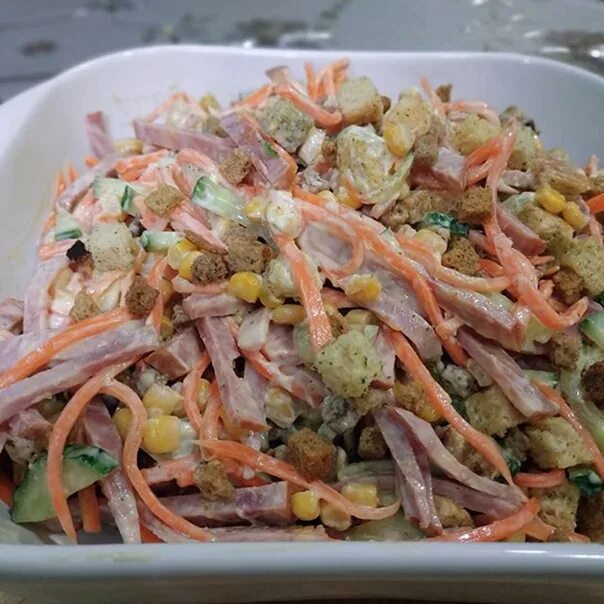 Салат с морковкой по корейски и сухариками. Салат с сухариками и корейской морковкой. салат с корейской морковкой и колбасой и сухариками. салат с корейской морковкой и кукурузой и сухариками. пивной салат с сухариками.