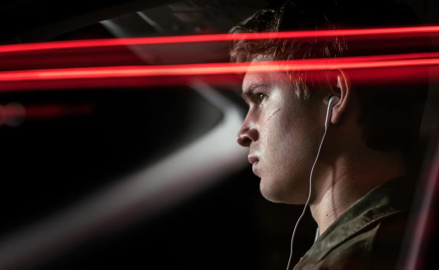 Малыш фильм про гонщика. Малыш на драйве малыш и дебора. Джон хэмм малыш на драйве. Джон хэмм малыш на драйве. Энсел эльгорт малыш на драйве.