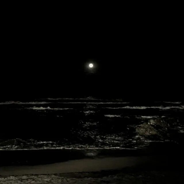 Я море ты луна. Отражение луны в море. Человек и море, луна. Я море ты луна. Ночь луна море.
