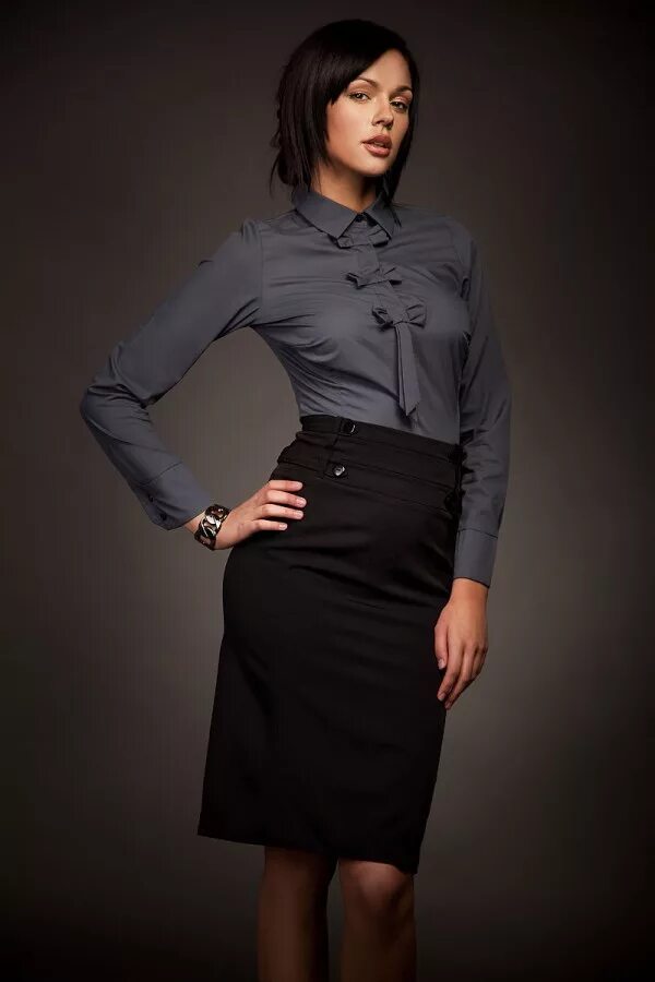 Черная кофта и черная юбка. Юбка Nife. Девушка в офисной одежде. Классическая одежда для женщин. Платье в офисном стиле.