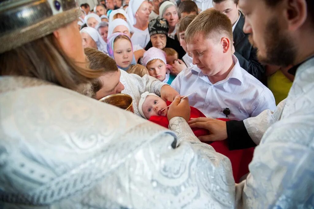 Дети в церкви. Причащение младенца. Причастие детей в церкви. Дети причащаются в храме.