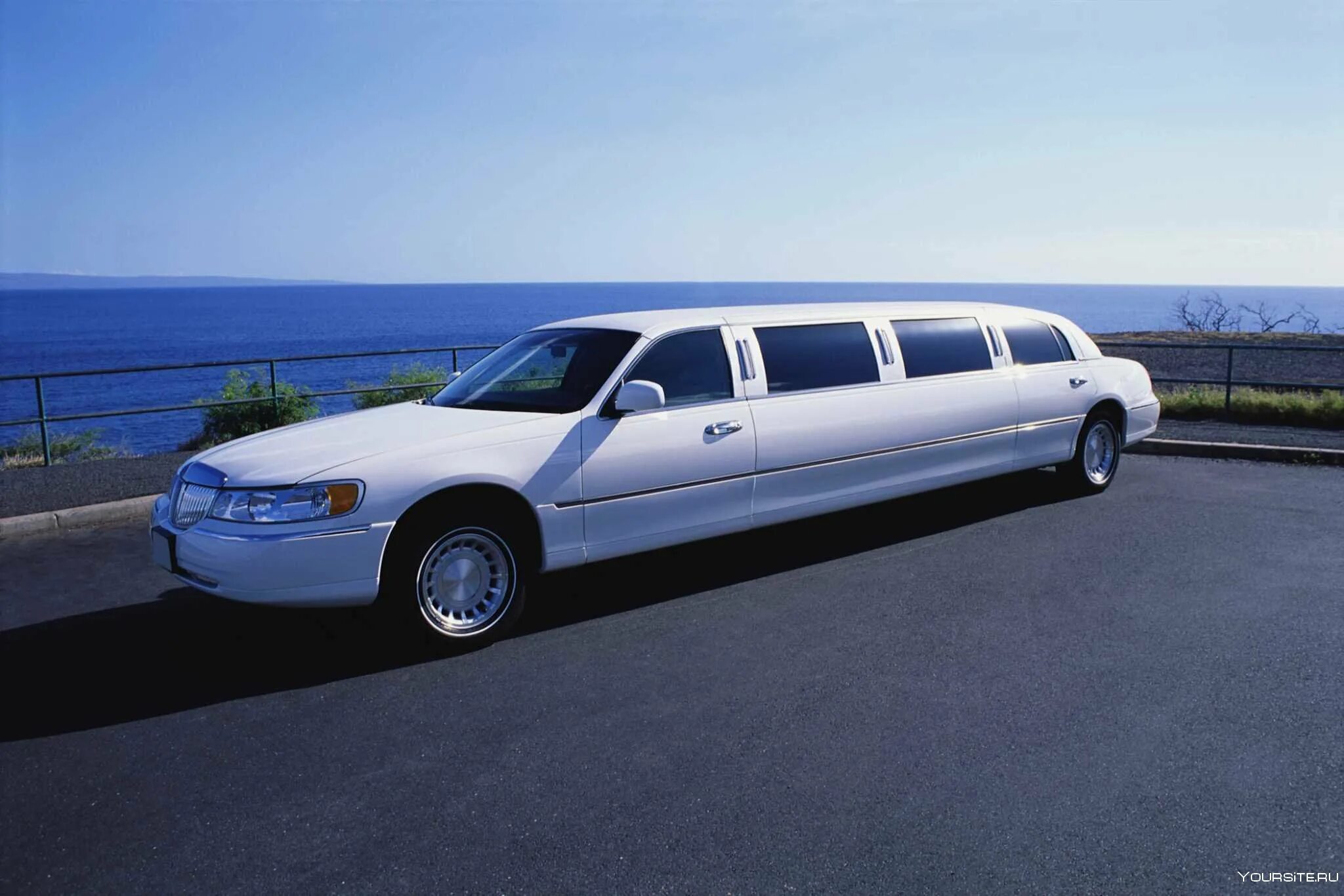 Большие длинные машины. Линкольн лимузин 2021. Lincoln Town car Limousine 1992. Тойота Краун лимузин.