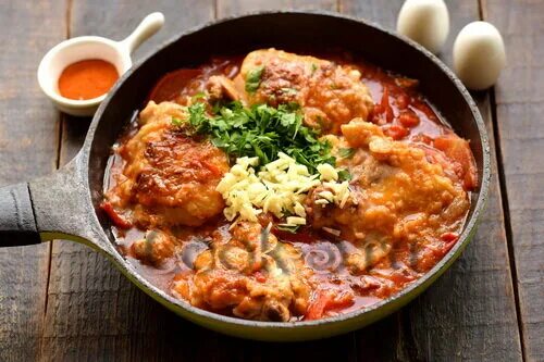Мясо по абхазски с овощами. Курица по абхазски. сковородка по абхазски. мясо по абхазски. куриная грудка по абхазски.