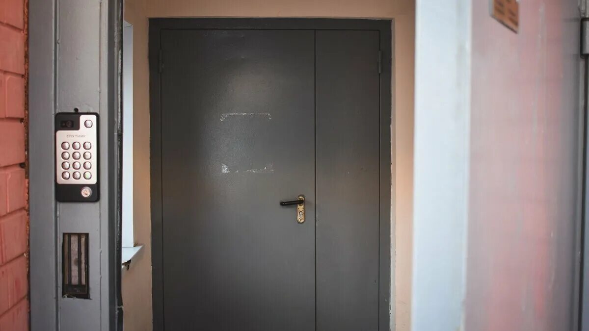 Дверь в подъезд. Подузда. 3 подъезд. Открой подъезд 3. Страшный подъезд.