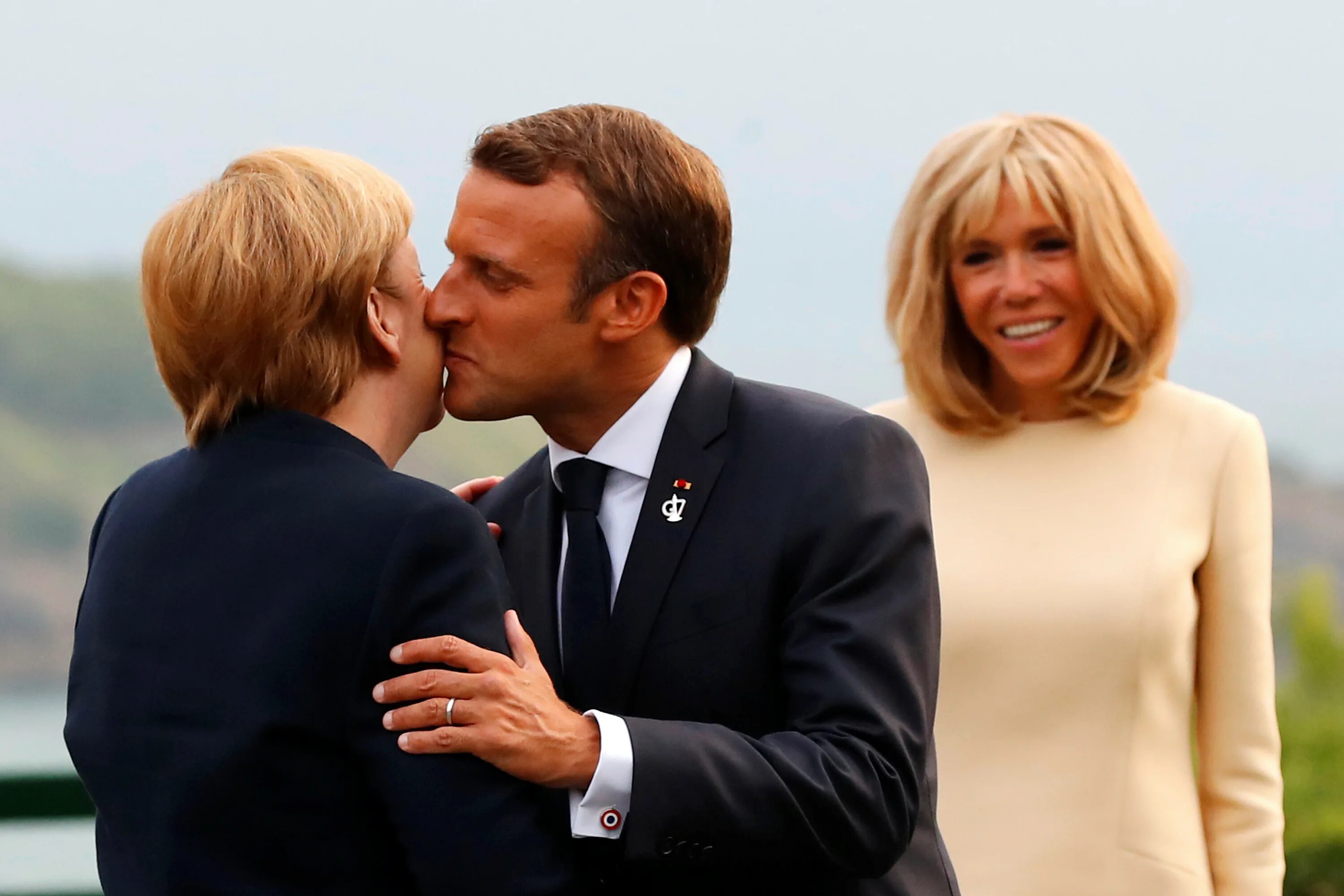 Встреча французов. Бриджит Макрон и Эммануэль Макрон поцелуй. Макрон Брижит поцелуй. Брижит Макрон целует Макрона.