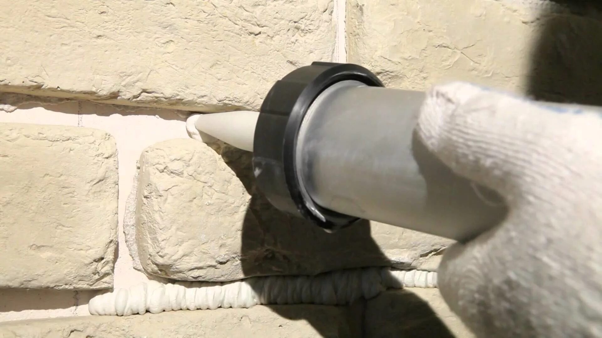 Затирка pfn quick-mix водонепроницаемая. Заполнение швов раствором. Заполнения швов. Затирка швов брусчатки полипласт. Грунтовка quick-mix ug универсальная.