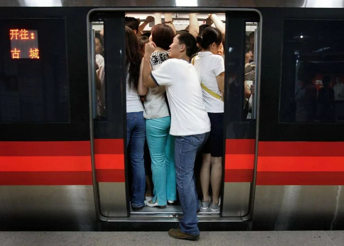 Лапают япония. Прижался к девушке в метро. Лапает в метро. Прижимание в общественном транспорте. Девушки в метро прислонилась.