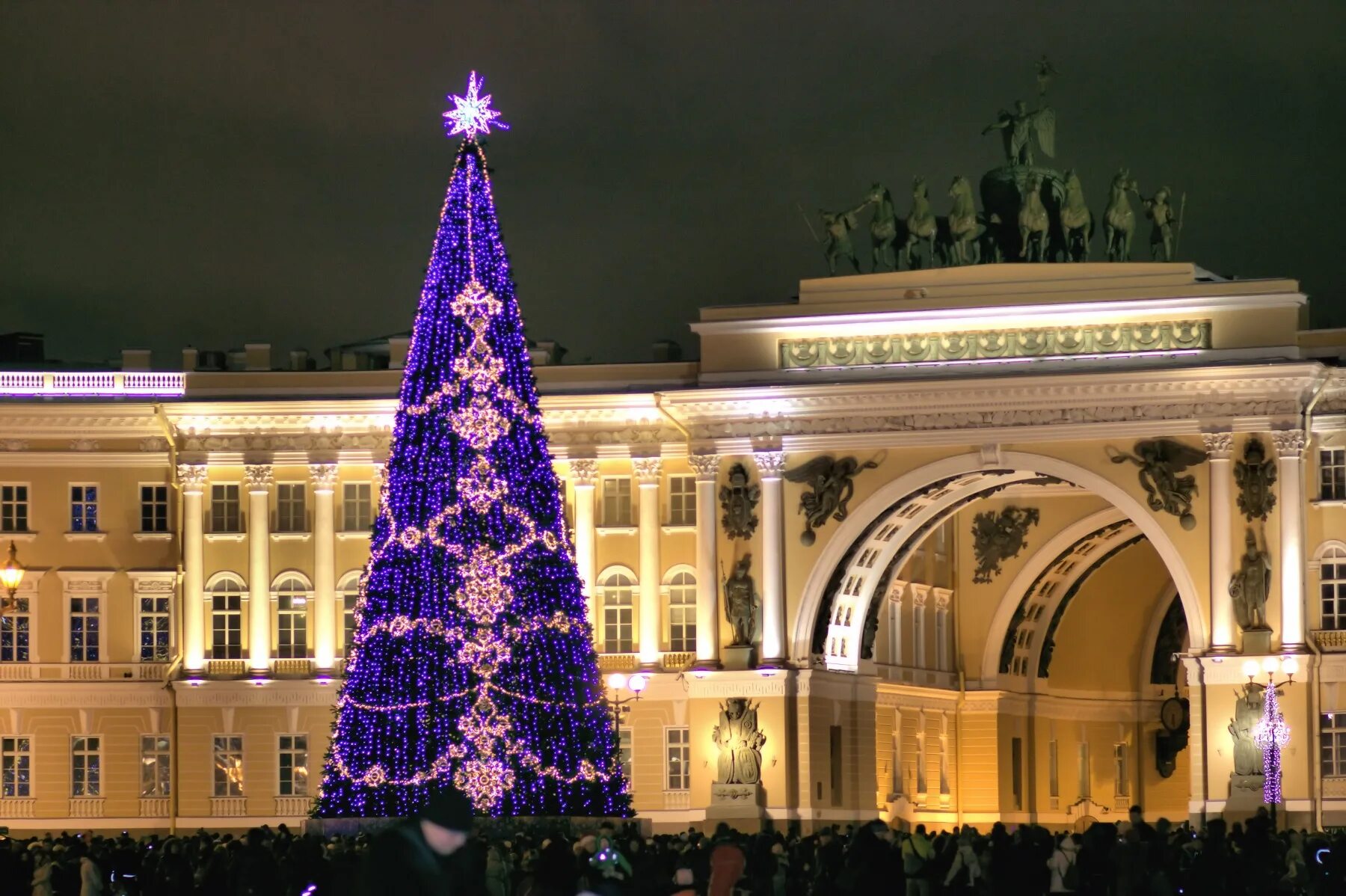 СПБ Дворцовая площадь СПБ елка 2020. Дворцовая площадь Питер елка. Елка в Питере 2020 на Дворцовой площади. Дворцовая площадь в Санкт-Петербурге елка 2021