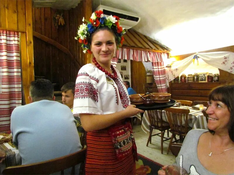 Юрий александрович корчма. Ресторан тарас бульба на садовой самотечной. Корчма тарас бульба новокузнецкая. Юрий белойван. Харчевня тарас бульба москва.