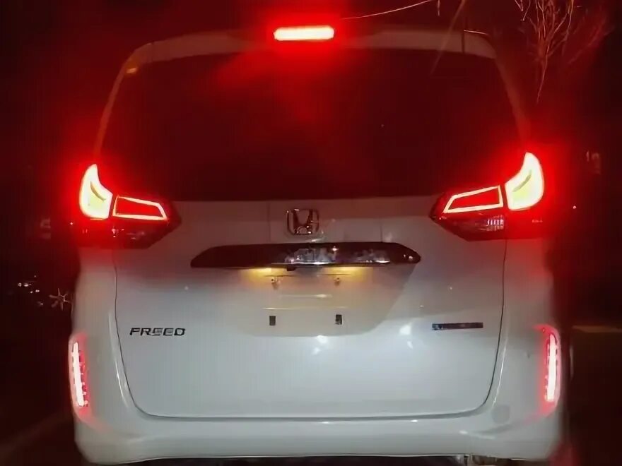 Стоп сигнал accord 7. Стопы на хонда фрид. Стопы на хонда фрид. Стопы на хонда фрид. Honda freed задние фонари.