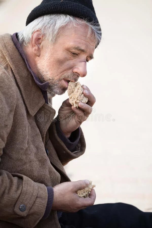 Мужчина ест суп. Пожилые люди едят. Человек ест бургер. Вечеринка пожилых с едой. Дед ест.