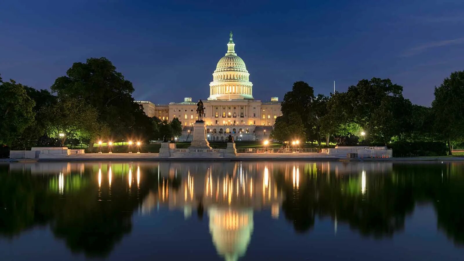Капитолий США ночью. Конгресс США здание ночь. Тулуза Капитолий ночью.
