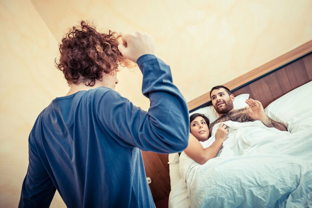 Изменила рядом с мужем. Жена изменяет мужу россия. Женская измена. Изменила рядом с мужем. Супружеская неверность.