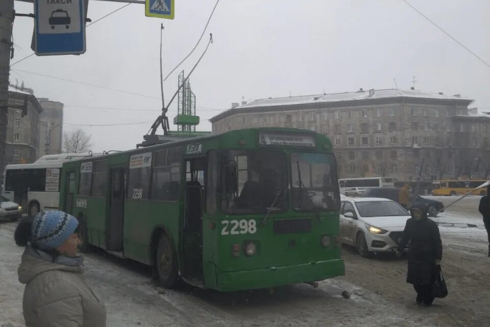 Троллейбус обрыв. Гнилой троллейбус. троллейбусные провода. обрыв троллейбусных проводов в новосибирске. троллейбус новосибирск дтп.