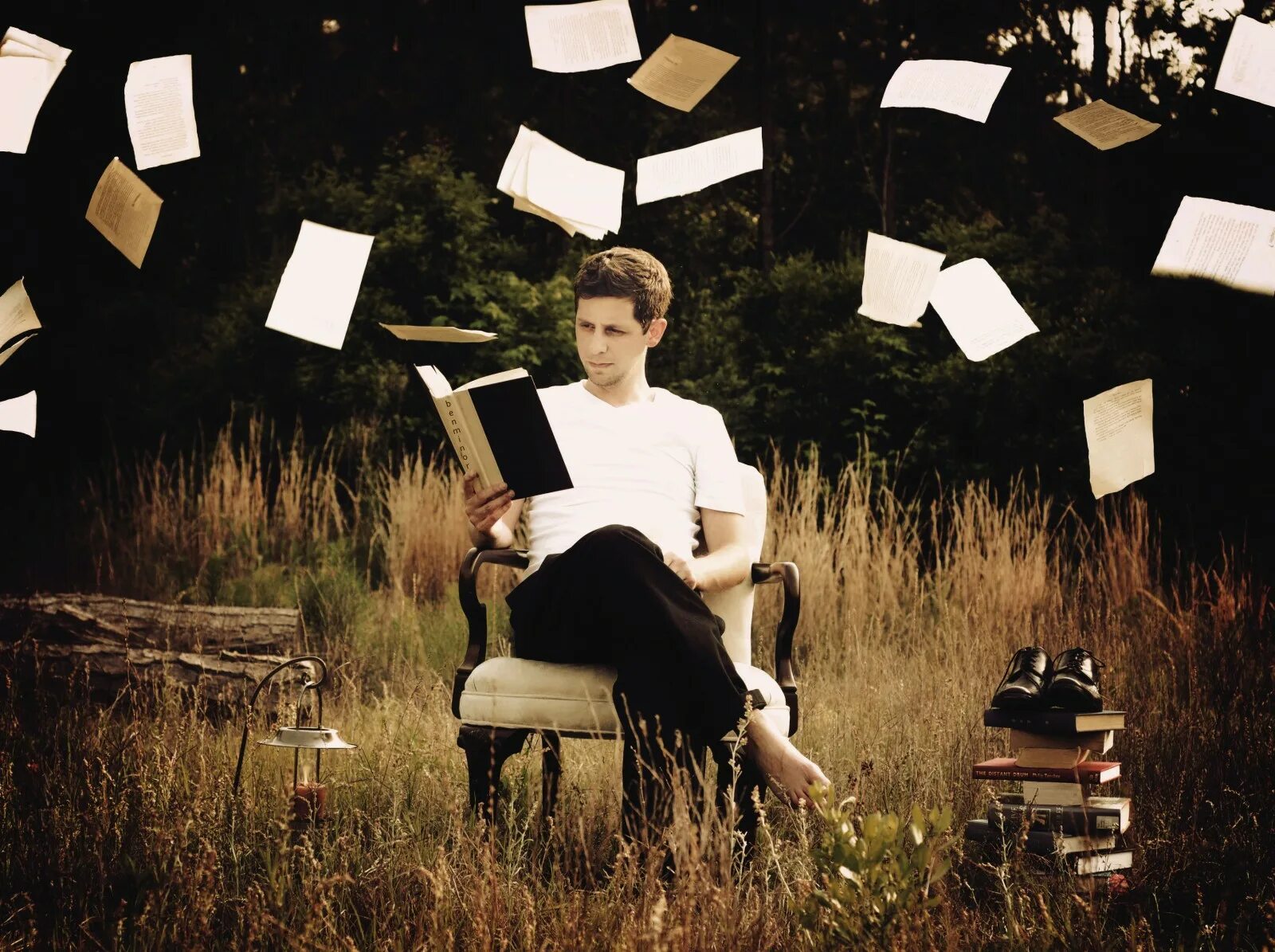 Creative reading. Человек с бумагами. Саморазвитие. Чтение Эстетика. Человек над бумагами.