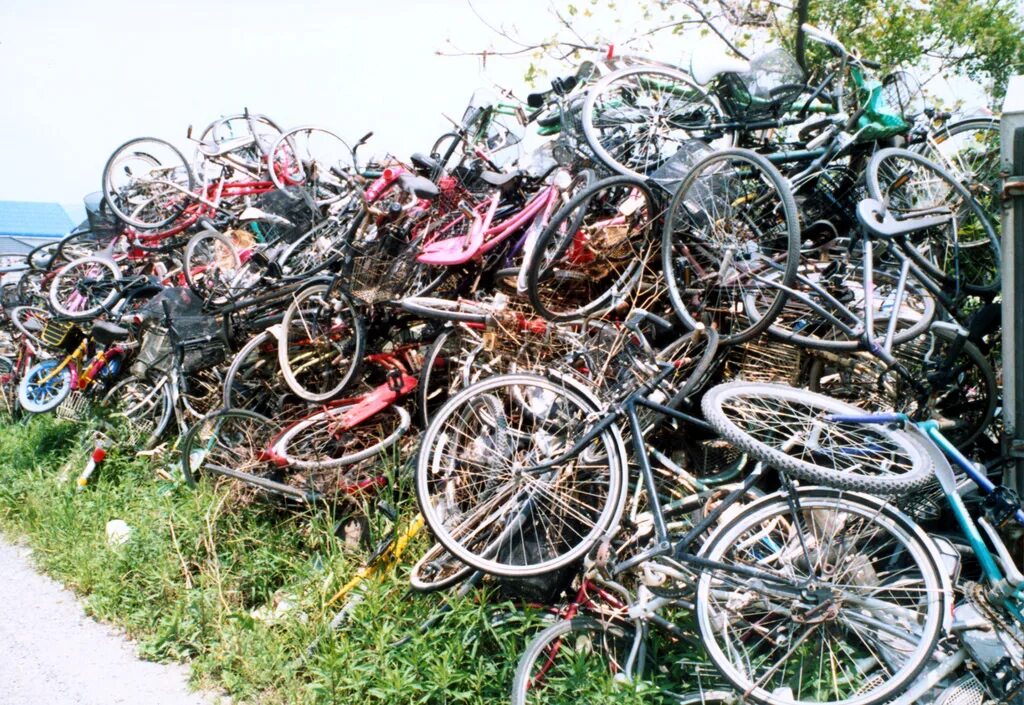 Можно ли сдать велосипед. Велосипед на металлолом. Куча велосипедов. Куча велосипедов в России. Велосипед pile.