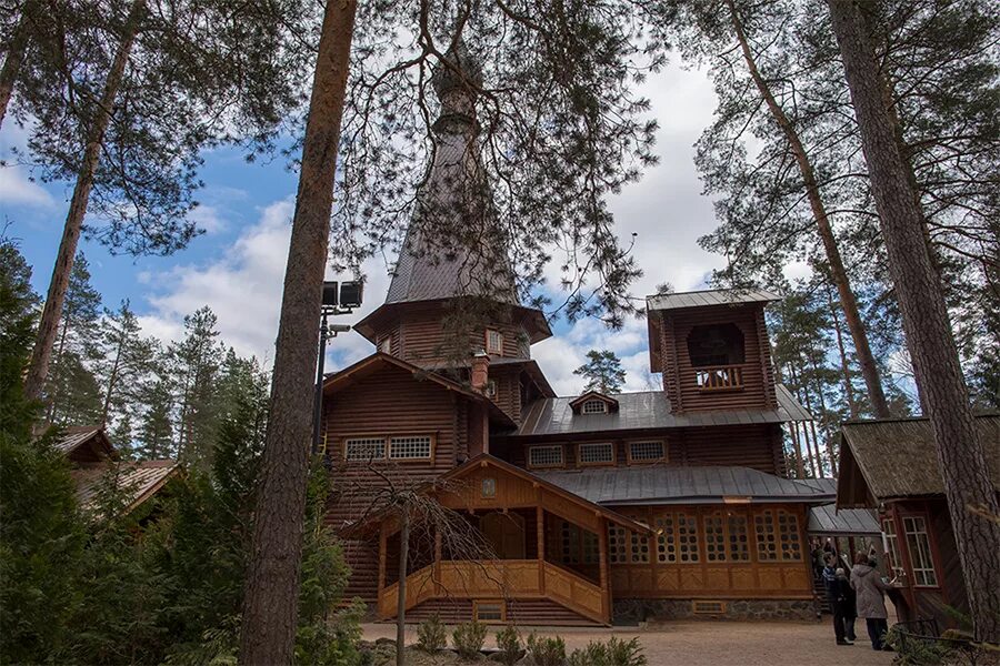 Вырица храм серафима вырицкого. Церковь петра и павла в вырице. Храм иконы божией матери вырица. Вырица храм казанской божьей матери. Храм в вырице.