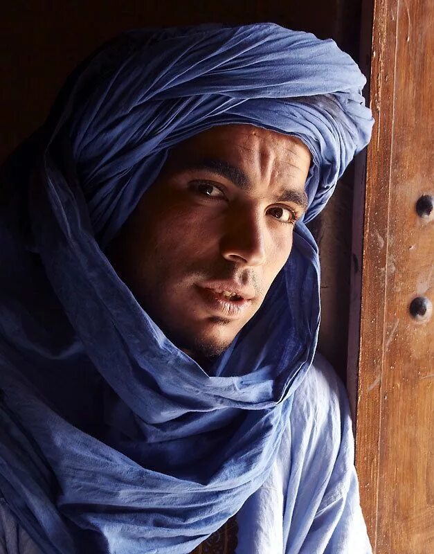 Марокко люди как выглядят Chefchaouen people ... for a portrait in a narrow blue alley, Chefchaouen medina
