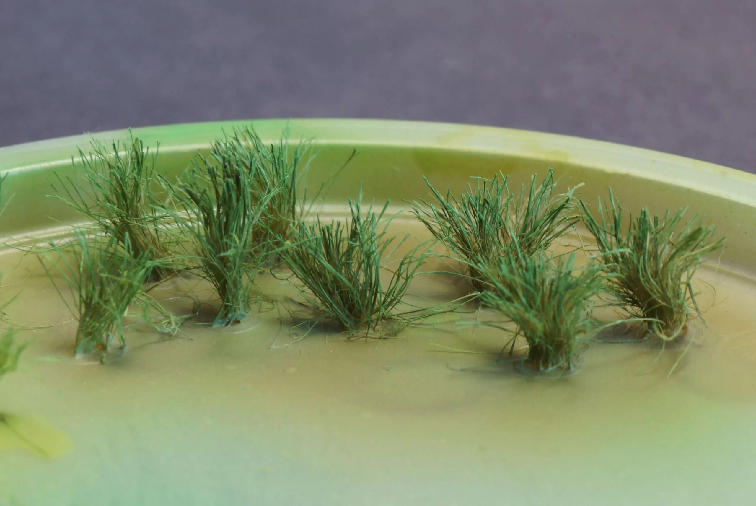 поставь трава. поставь трава. коврик из ниток травка. травка из гофрированной бумаги. травка для поделок.