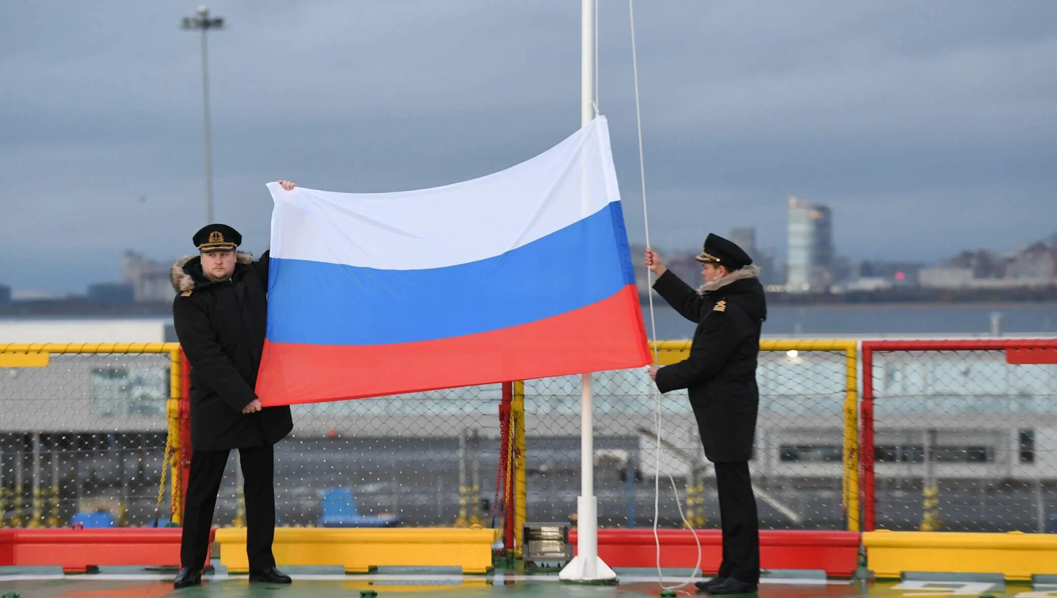 Государственный флаг судна. Поднятие флага РФ. Флаг на корабле. Поднятие флага на корабле. Корабль с российским флагом.