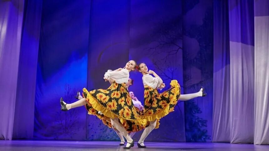 Ансамбль танца молодость калуга. Танец молодость. Танец молодость. Танец молодость. Ансамбль молодость.