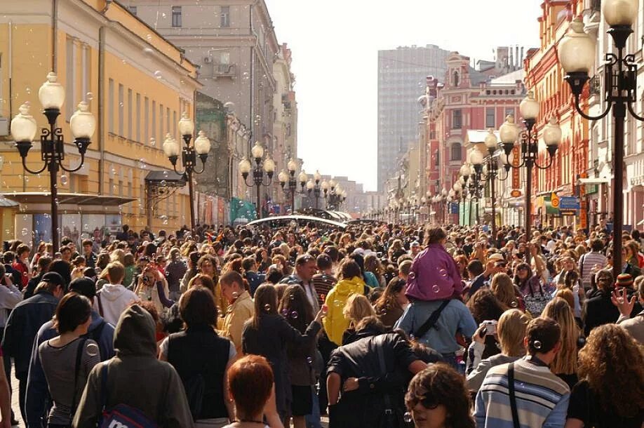 Что поняли жители города. Люди на улице города. много людей в городе. люди на улицах москвы. люди в городе.