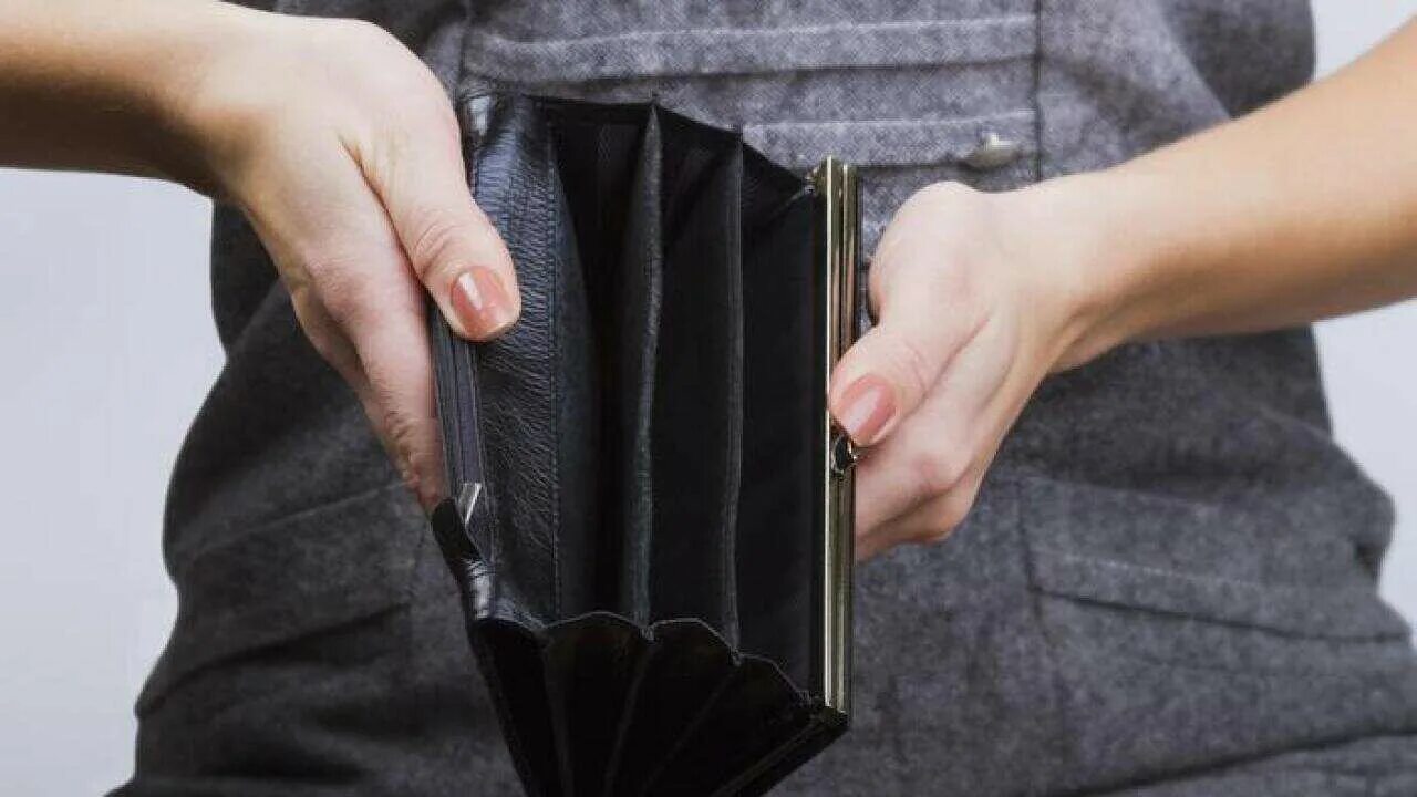 Подарить пустой кошелек. Подарить пустой кошелек. Подарить пустой кошелек. Бедность пустой кошелек. Пустой кошелек в руках.