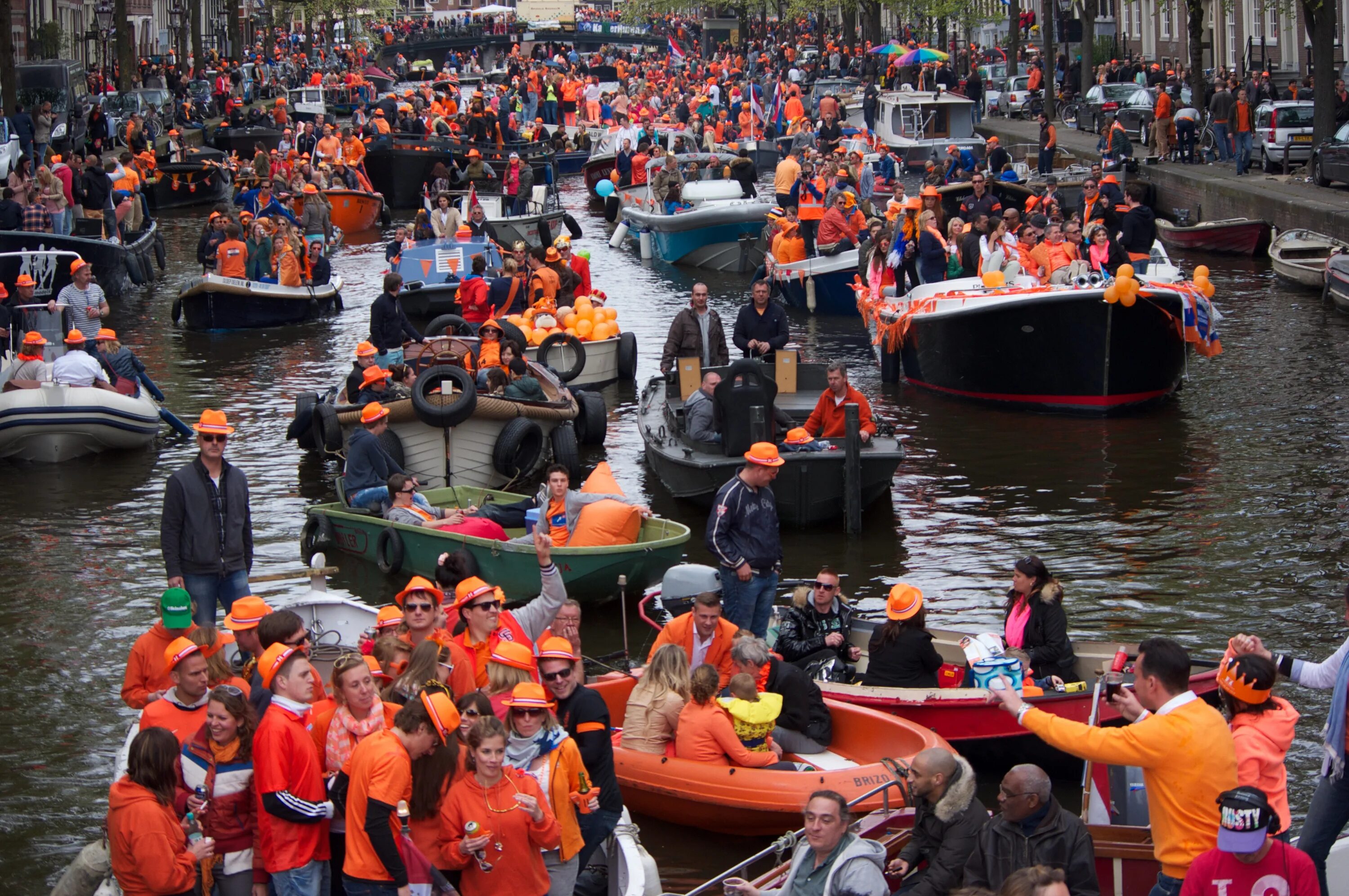 Фестиваль каналов в амстердаме. Амстердам веселье. Голландия люди. Нидерланды даты. 1566 событие.