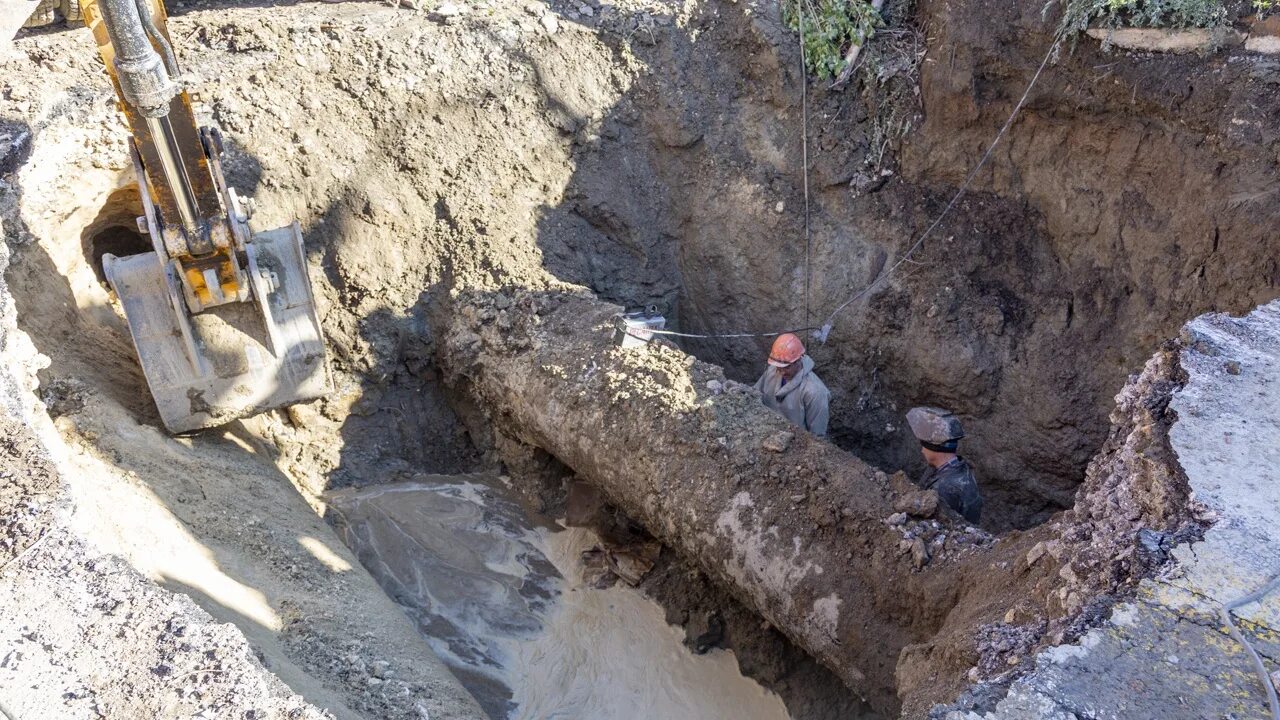 Телефон водоканала волгоград красноармейский. Волгоград авария на водопроводе. волгоград прорыв трубы. коммунальная авария в волгограде. авария на водопроводе в волгограде сегодня.