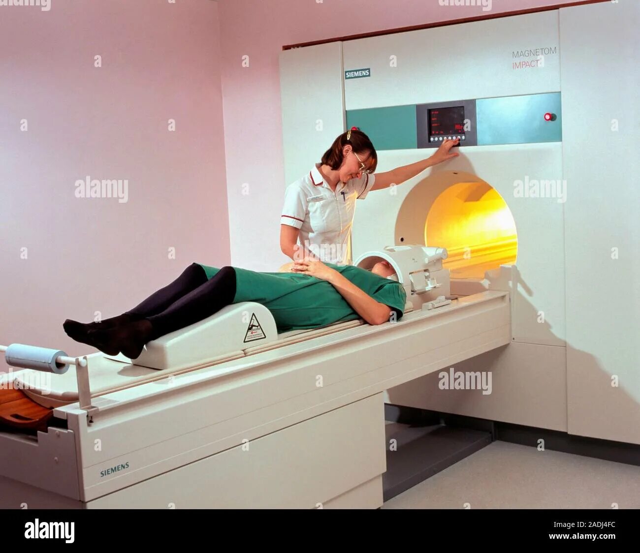 Томограф опасность. Компьютерная томография облучение. Подушка для компьютерного томографа. Мрт опасность.