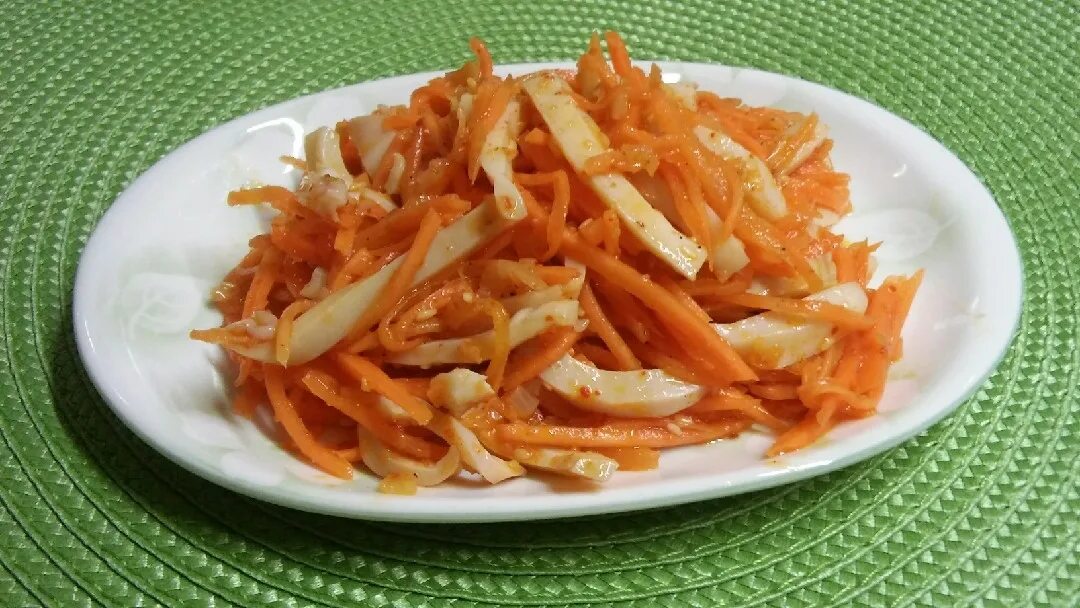 Кальмары с морковкой и луком. Салат с кальмарами и морковью по-корейски. Салат с кальмаром и корейской морковкой. Кальмары с морковью. Хе из кальмаров.