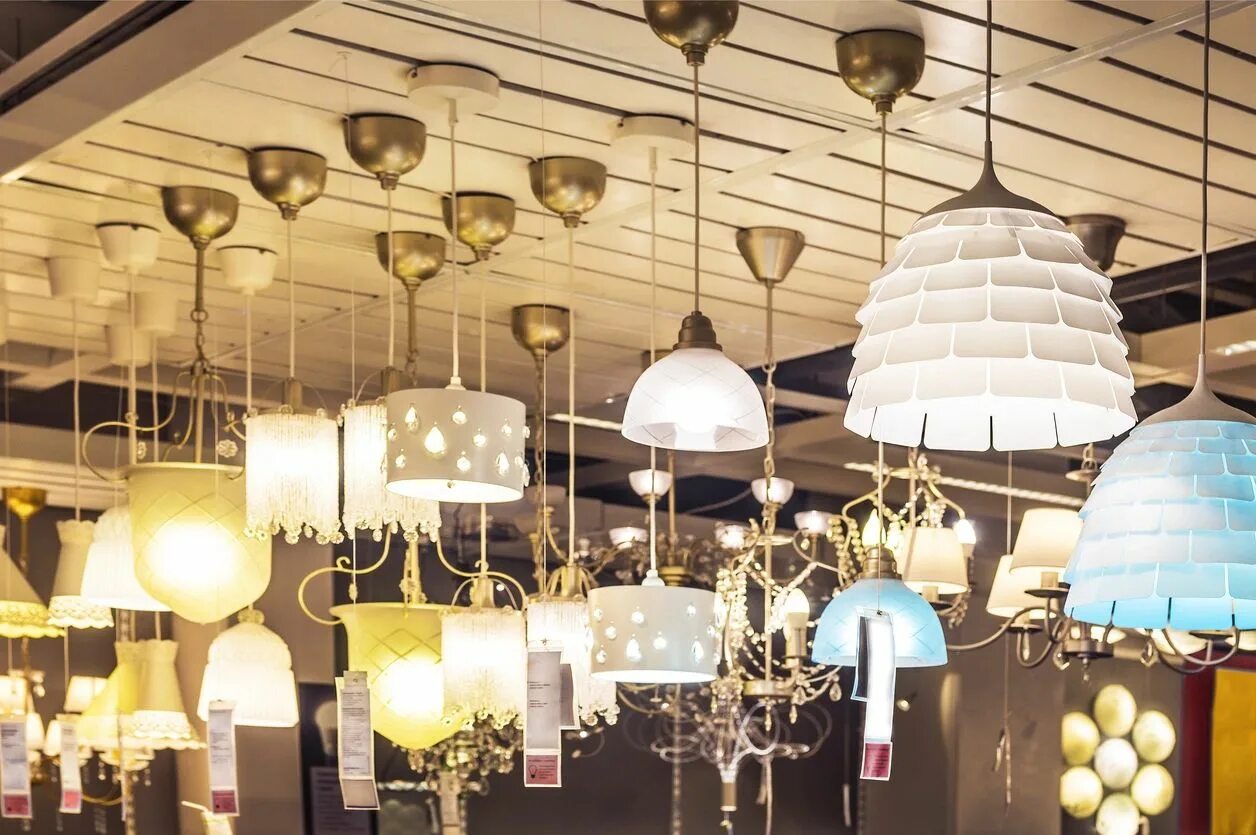 Лампочка висит. Laampochka. Магазин люстр. Витрина электротоваров. Стенд для люстр и светильников.