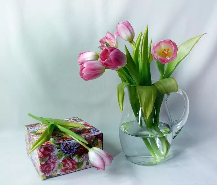 Для тюльпанов какая вода нужна в вазе. Тюльпаны в стеклянной вазе. Букет тюльпанов в вазе. Натюрморт тюльпаны в вазе. Ваза с тюльпанами.