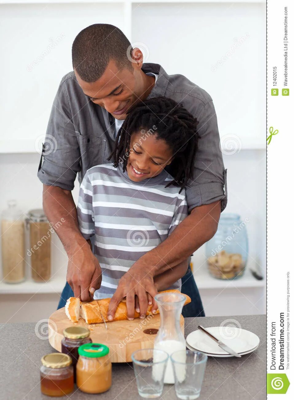 Папа режет хлеб. Нарезанные овощи. Папа с дочкой готовят. Режет отца. Режет отца.