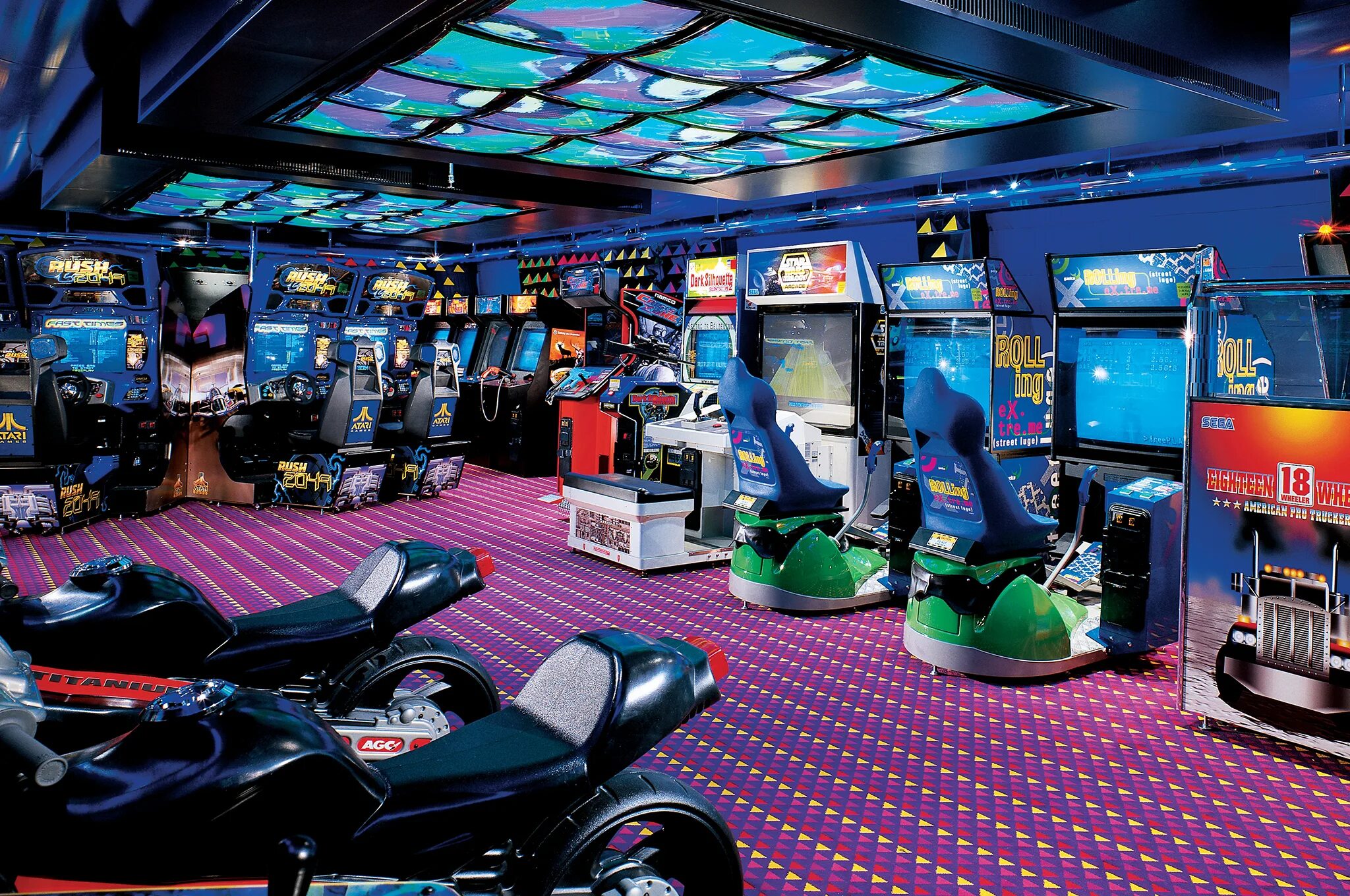 Игровой зал с приставками. Компании игровой индустрии. Игровая арена киберспортивный турнир. Компьютерные игры. Всемирный день видеоигр.