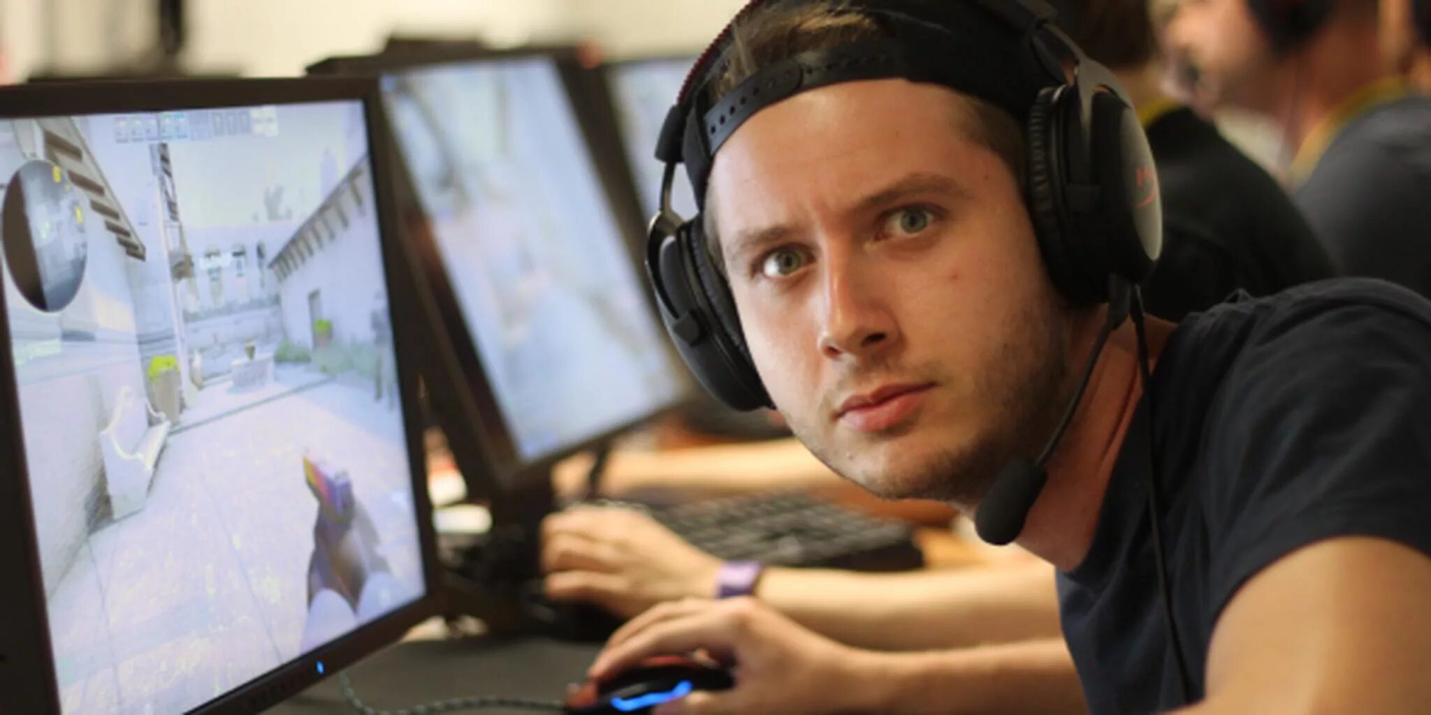 Люди играют в cs go