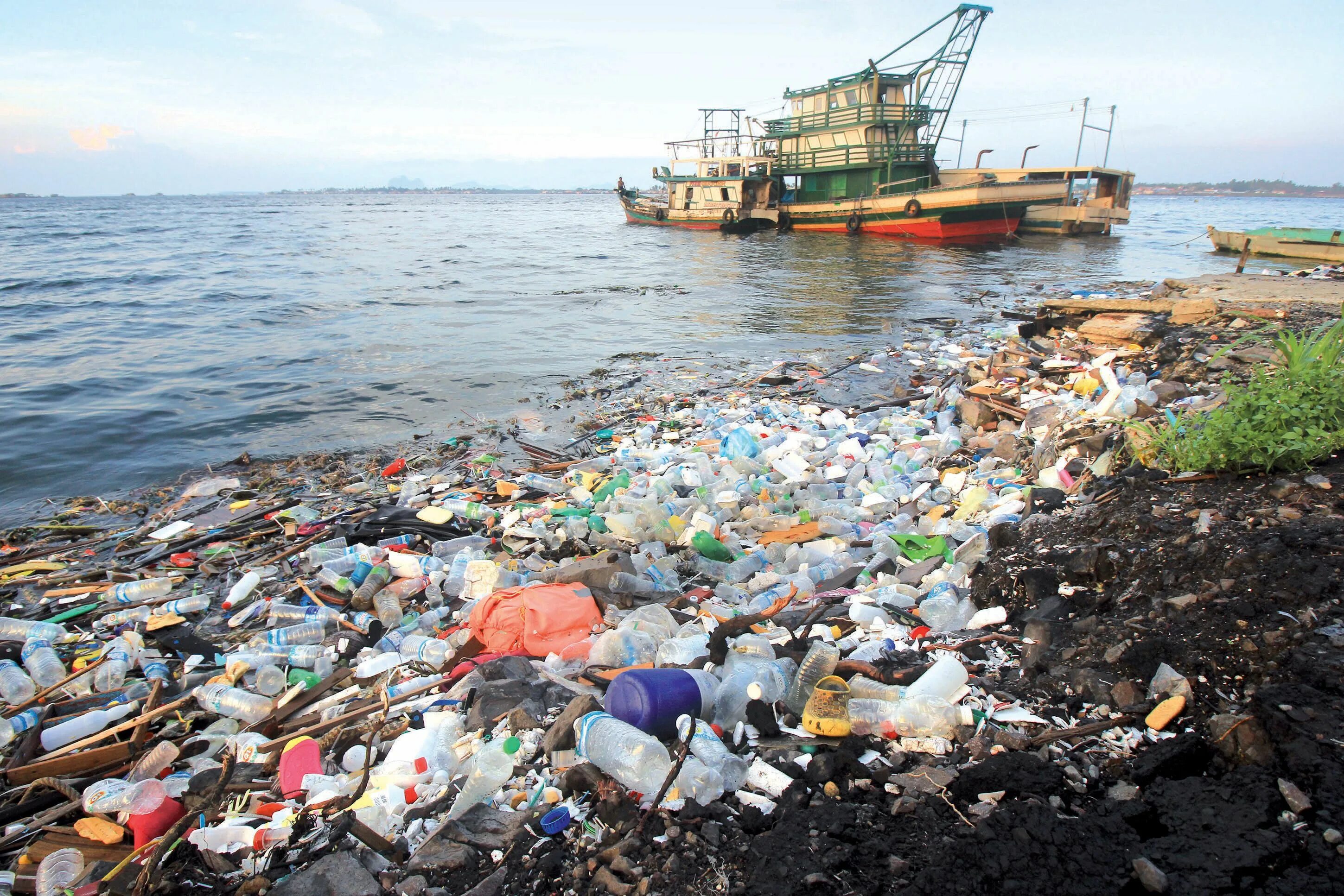 Загрязнение мусором окружающей. Загрязнение мирового океана пластиком. Загрязнение мирогого океан. Экология моря. Бытовые отходы в океане.