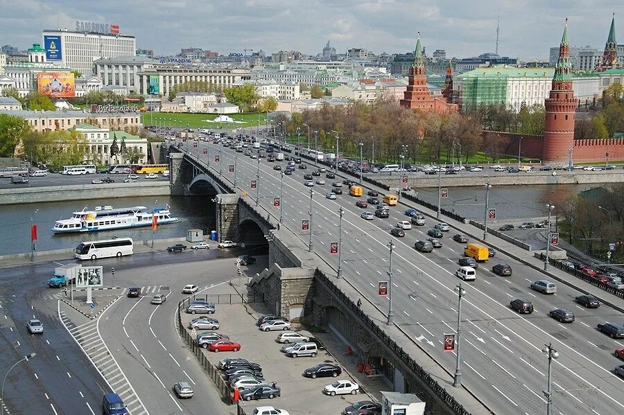 В Москве-реке возле Кремля затонул груз с бриллиантами