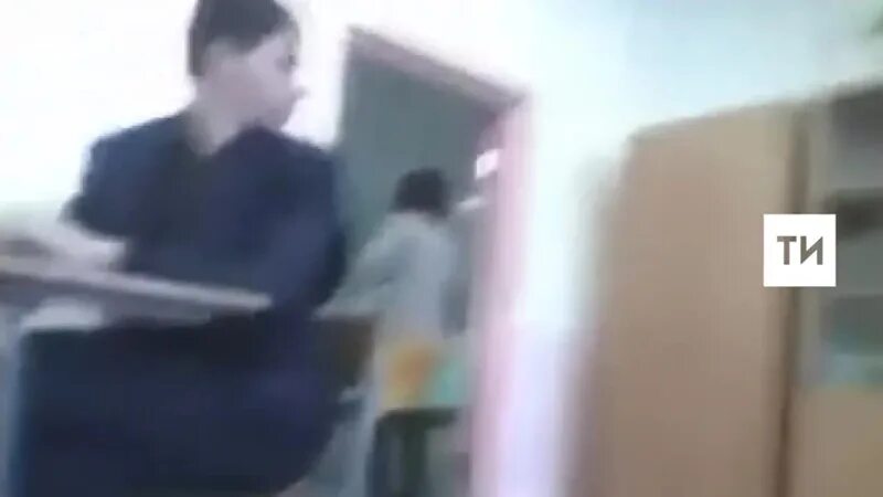 Выгнал учительницу. Ученика выгнали из класса. выгоняют школьника. школьника выгнали из туалета. школьника выгоняют из турецкой школы.