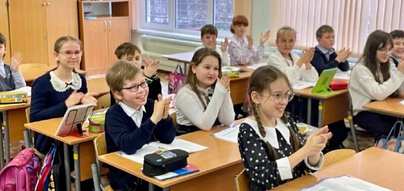 Десять школьников среди которых аня. Случайным образом деление класса на группы. Сотрудники школы 135 барнаул. Школьники 10 класс. Десять школьников среди которых аня.