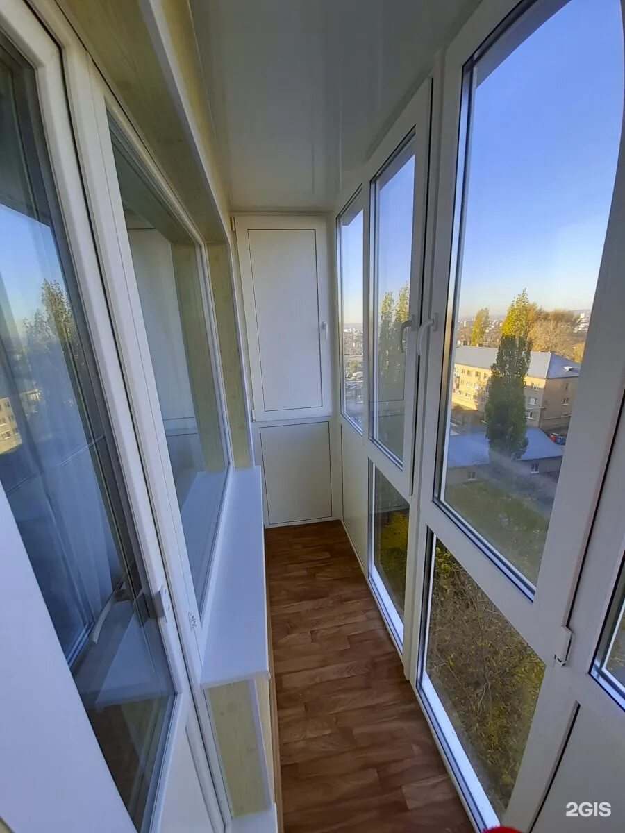 полубалкон полулоджия. отделка балкона. застекленный балкон внутри. остекление балконов. пластиковый балкон внутри.