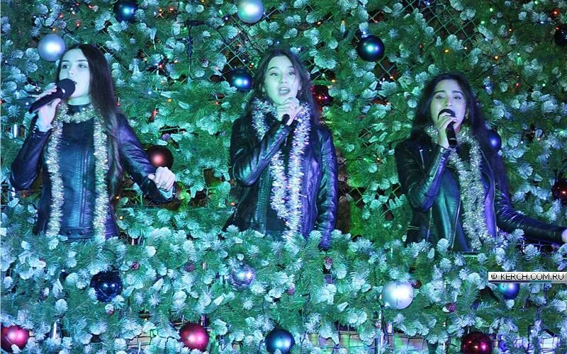 Дети поют новый год. Ёлка певица 2016. Новый год дети. Песни поет елка. Ёлка певица.