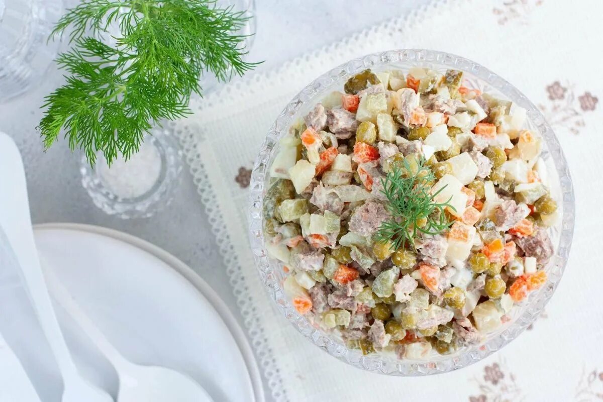 Рецепт вкусного салата оливье. Салават Оливье. Оливье 3. Salat Оливье. Гора Оливье.