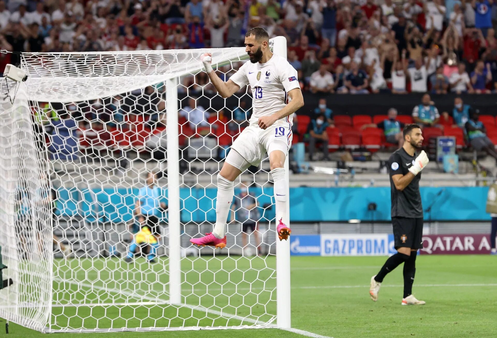 Франция португалия 24. Роналду криштиану португалия против франции. Чемпионат европы по футболу евро-2020. Бензема и роналду португалия франция. Франция португалия 24.