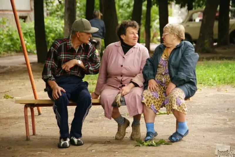 Бабушки тройничек. Бабушки на лавочке. Старушка на скамейке. Бабушки на скамейке. Бабки на лавочке.