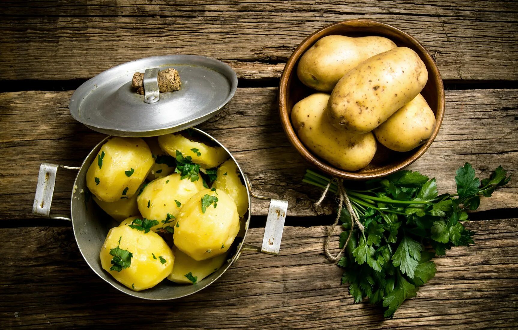 Картошка в воде на ночь. Вареная картошка. Картофель отварной. Картошка с зеленью. Картофель красивый.